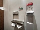 ダイナム店内のトイレには依存症のサポートセンターが案内されていたり、依存症に関するセルフチェックシートも備え付けてある（写真：筆者撮影）