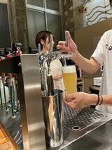 番台にはクラフトビールのサーバー。2023年12月からは、黄金湯の自社ビール工場でつくられるオリジナルビールを提供（筆者撮影）