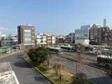 駅南口のバスターミナル。南側は背の低い建物が多い（写真：筆者撮影）