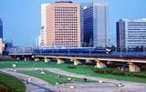 朝の多摩川橋梁を渡る「あさかぜ2号」（撮影：橋爪智之）