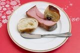 ベーカリーレストランサンマルクの食べ放題焼きたてパン。ストロベリーブレッド、塩かた焼きバターパン、パンオショコラ（筆者撮影）