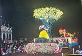 ディズニーランドのエレクトリカルパレード（写真：2001年12月17日、尾形文繁撮影）