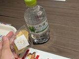 座席を事前予約していたため、リストバンドと水、らぽっぽファームの菓子をゲット！（筆者撮影）