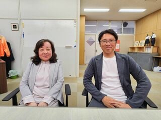 磯野能士校長（右）と耿穎先生（左）（写真：中島氏撮影）
