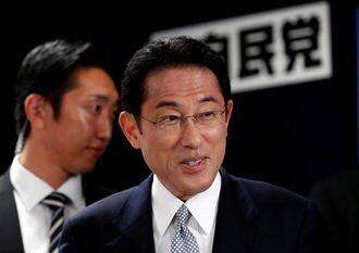 岸田派､安倍首相に政策提言を手渡し