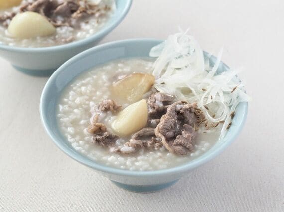 かゆさんのお気に入り、にんにくたっぷりラム粥。身体を温めてくれるので寒い時期にぴったり。（写真提供：鈴木かゆさん）