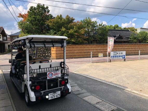 小川氏庭園にて停車するU-MO。車両後部に「低速車走行中」の表示をつける（筆者撮影）