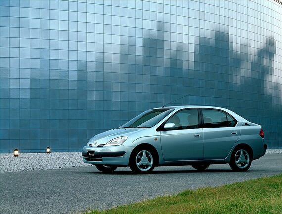 1997年、世界初の量産ハイブリッドカーとして登場した初代プリウス