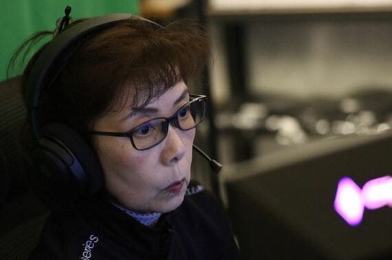 モニター画面を見つめるNAGIさん