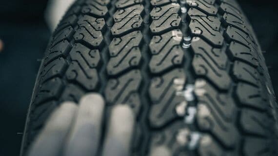 ゴムが劣化するタイヤは新しいものを使わざるをえないだけに、タイヤメーカーの協力はありがたい(写真:Lamborghini)