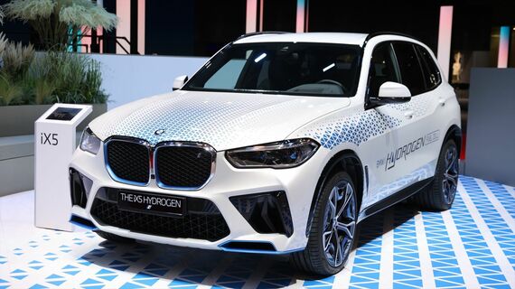 X5をベースに燃料電池自動車（FCEV）としたiX5 Hydrogen（写真：BMW Japan）