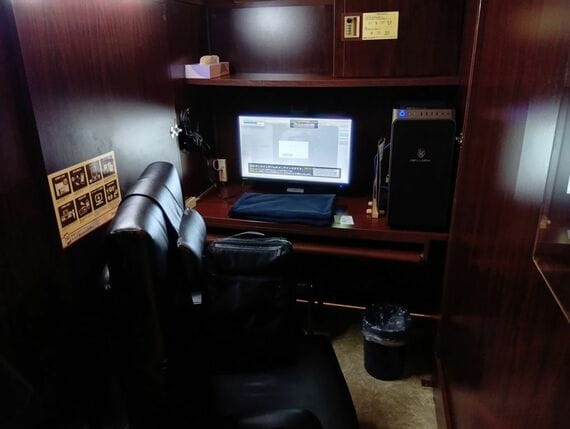 蛍光灯をつけた状態のブース席