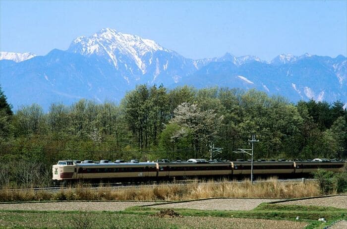 中央本線を走る183系「あずさ」