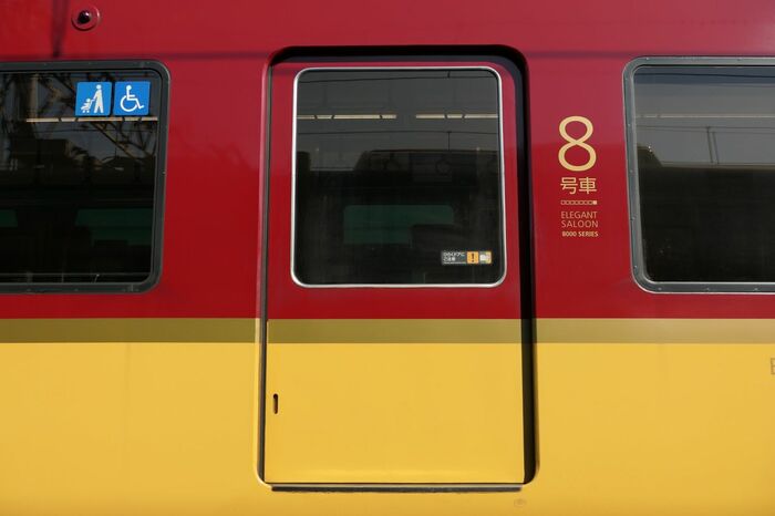 片開きの8000系のドア