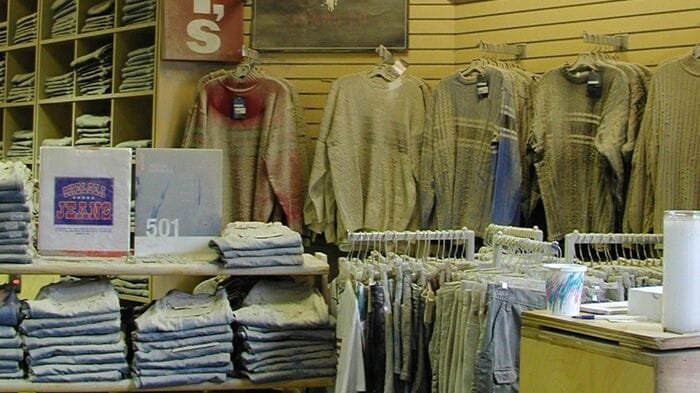 現場周辺の衣料品店はほこりまみれに