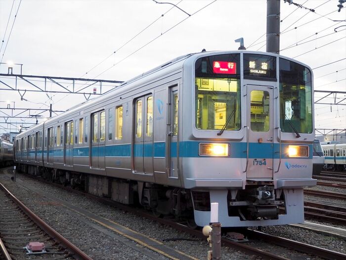 1000形ワイドドア車の新宿寄り先頭車（1754）