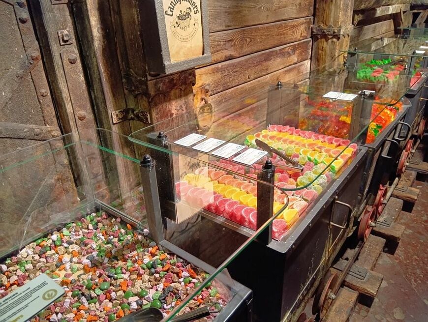 チェコ・プラハのお菓子屋さん。日本のお菓子とは色やデザインが大きく異なる（筆者撮影）