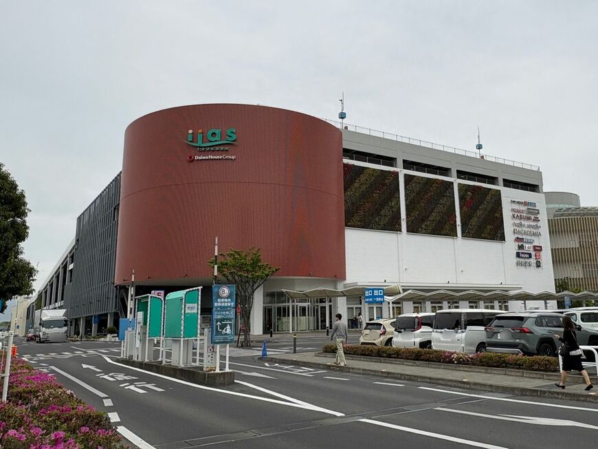 「イーアスつくば」は平日昼間でも賑わっており駐車場もほぼ満車。学生も多く、みんなで集まるのはつくば駅前ではなく郊外のモールのようだ（写真：筆者撮影）