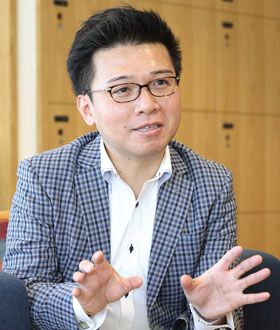 はやし・ゆうじ 1980年東京都生まれ。360個の資格を持ち、デジタル士業として、職場の業務改善を提案。はやし総合支援事務所代表。著書に『社労士事務所のDXマニュアル』（中央経済社）など。ツイッターのアカウントは@yujihys（撮影：尾形文繁）