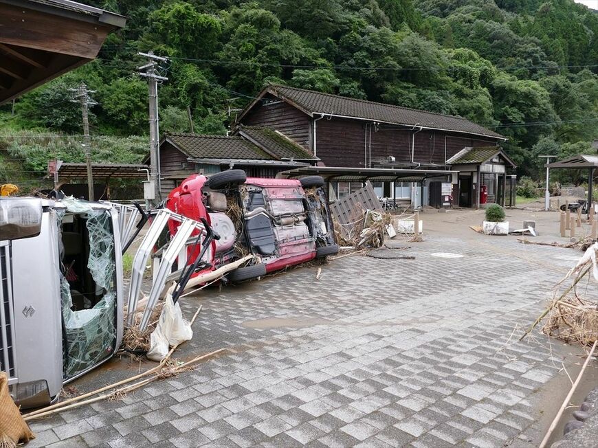 車が横転したままの被災直後の坂本駅=2020年7月（編集部撮影）
