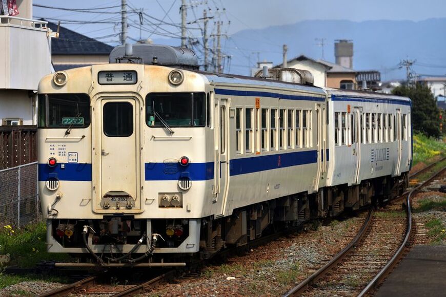 はやとの風やふたつ星のキハ40・47形と同タイプのキハ140形（写真：F4UZR/PIXTA）