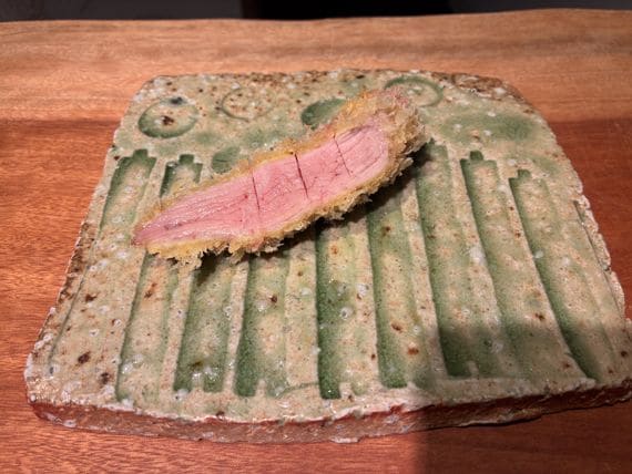 筆者が食べたコースに登場した、静岡県産の銘柄豚『LYB豚（ルイヴィトン』肩ロース。パンを思わせるやわらかさで、噛むほどに、控えめな甘みが感じられる（筆者撮影）