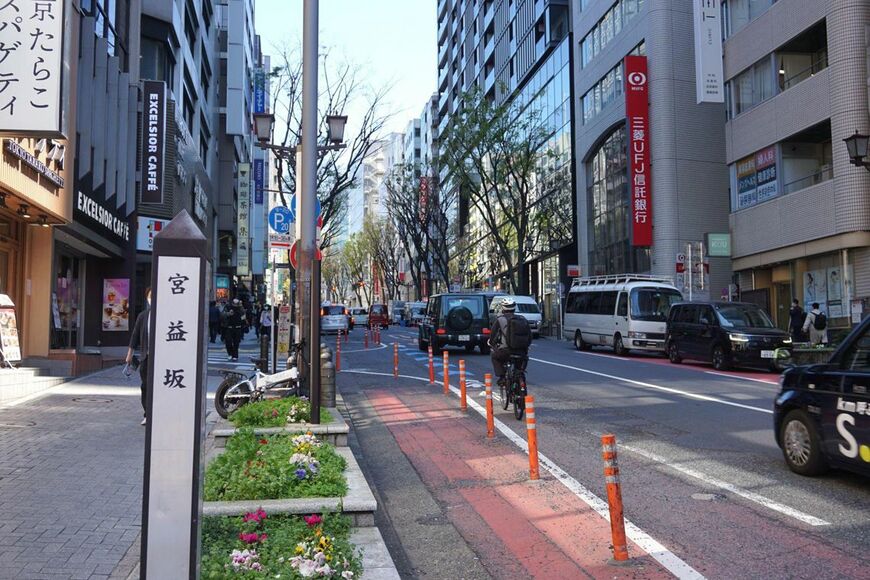 渋谷駅すぐの宮益坂は人流も落ち着いていることが多い。左手には、高層ビルの狭間に時代に取り残されたような小さな神社が時を守る。神奈川県の大山（おおやま）に参拝に出かけた江戸庶民が安全を祈念した場所だ（写真：筆者撮影）