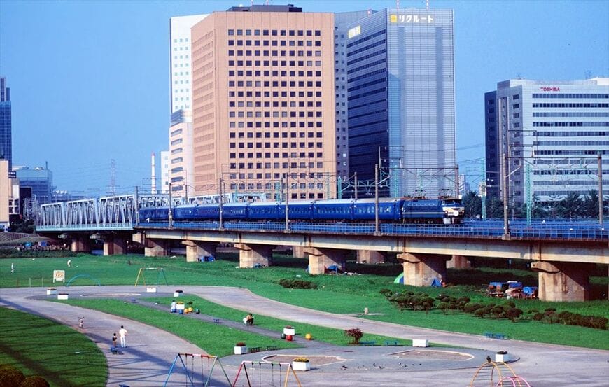 朝の多摩川橋梁を渡る「あさかぜ2号」（撮影：橋爪智之）