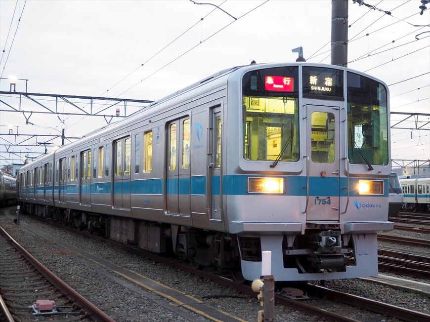 1000形ワイドドア車の新宿寄り先頭車（1754）（記者撮影）