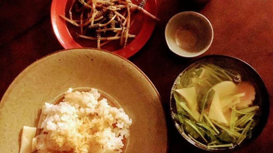 さっそく土筆をオリーブオイルで炒めて春の晩酌。タケノコご飯と吸い物は近所のおばあちゃんからのお裾分け（写真：筆者提供）