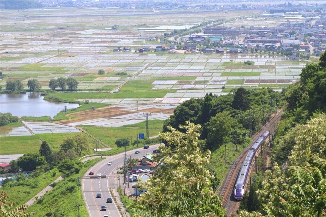 赤湯からの勾配区間。水田が広がる絶景だ