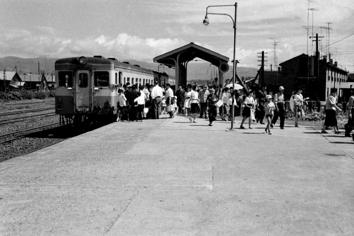 岩内線の旅客列車の無煙化は1960年代に行わ