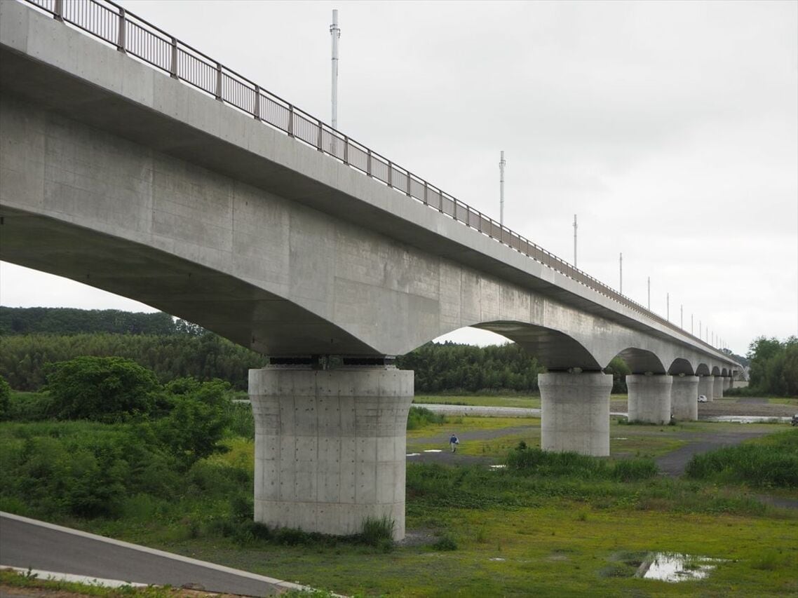 鬼怒川にかかるLRTの橋梁