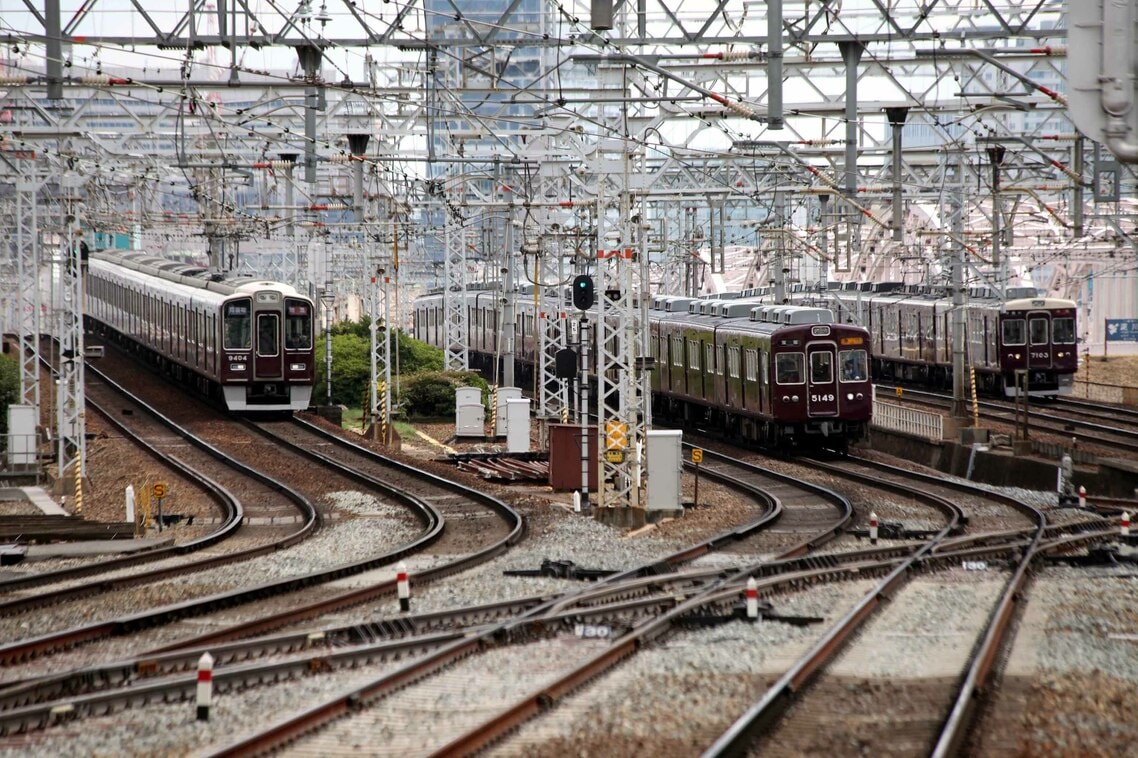 京都・宝塚・神戸線の3線同時発車
