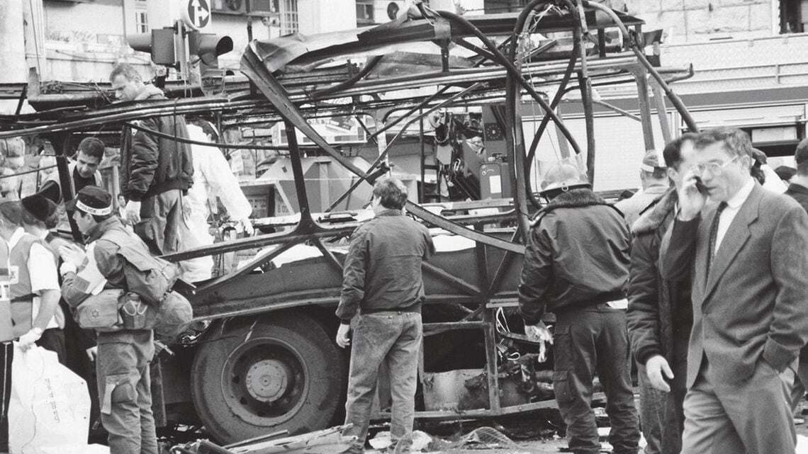 1996年3月3日、エルサレム・ヤッフォ通りでハマスに破壊されたバス（撮影：船津和美）