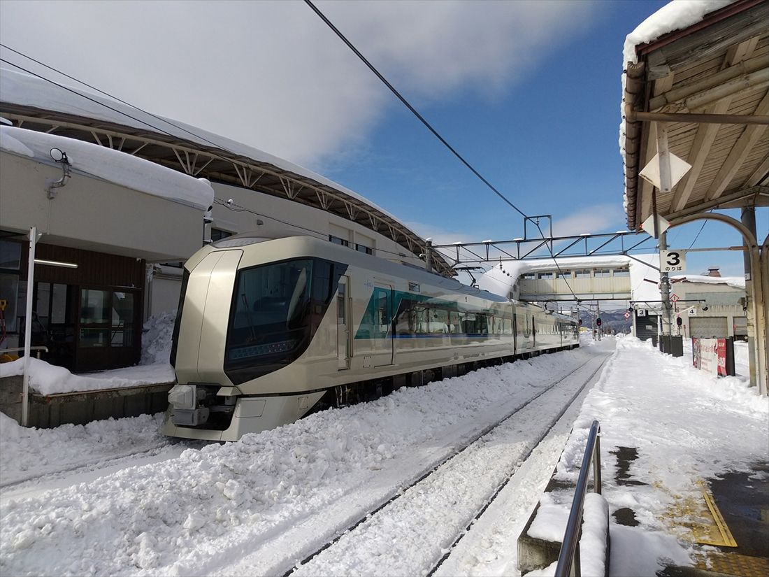 豪雪の会津田島駅に停車する「リバティ」（撮影：南正時）