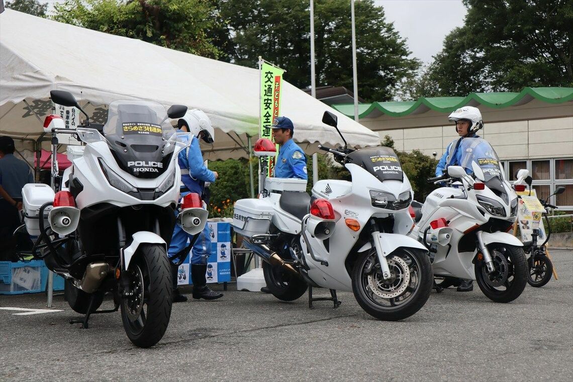 「バイクファンミーティング」で白バイを展示する埼玉県警（写真：小鹿野町）