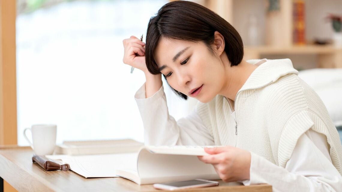 勉強する30代ぐらいの女性