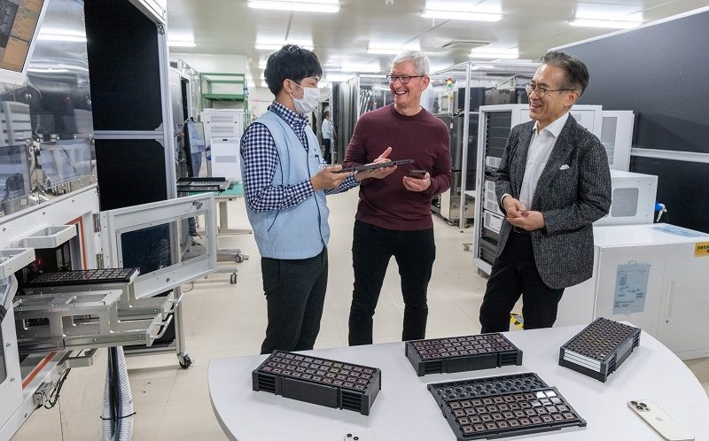 ソニーセミコンダクタソリューションズの工場を訪問したクック氏（中央）。ソニーグループの吉田憲一郎CEO（右）と共に、iPhoneのカメラに10年以上にわたって採用されている、ソニー製センサーの製造を視察した（筆者撮影）