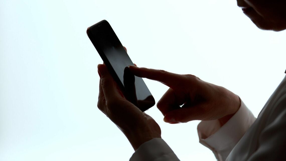 人はなぜスマホを何度もチェックしてしまうのか。そのメカニズムについて解説します(Luce/PIXTA)