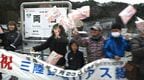 記念列車を歓迎する沿線の人々