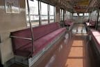 ロングシートが並ぶシンプルな車内