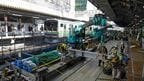 電車が接近すると重機を使った作業は停止する