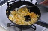 卵が焦げないようにかき混ぜながら炒める。
