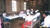 1996年、吉岡さんが訪れたミャンマーの病院。左端が吉岡さん（写真：NHK番組「最後の講義」）