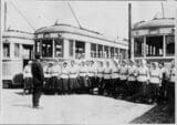 1934年には女性車掌が登場。乗客にも好評だったが「経費を節減しようとする電気局の窮余の一策」（『横浜市市営交通八十年史』）だった（写真提供：横浜市史資料室）