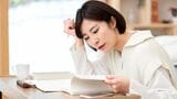 勉強する30代ぐらいの女性
