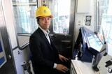 運転席に座る西武鉄道広報部の相沢淳さん。子供のころから8500系に慣れ親しんできた（記者撮影）