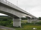 鬼怒川にかかるLRTの橋梁（記者撮影）