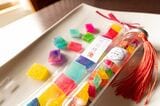乙女心をくすぐる宝石のようなカラフルな琥珀糖は、2022年から販売をはじめた（筆者撮影）